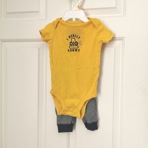 3/$12 Carter's 2 piece set 6 m
